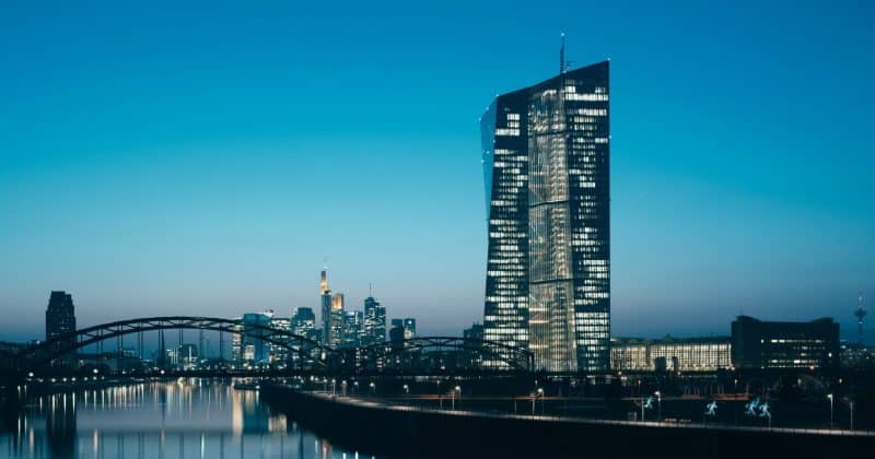 Alerta na Europa: BCE sinaliza estagnação e inflação persistente que podem elevar juros