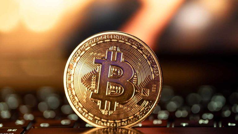 Alerta no Bitcoin: Preço cai 15% abaixo de nível crítico após liquidação de junho