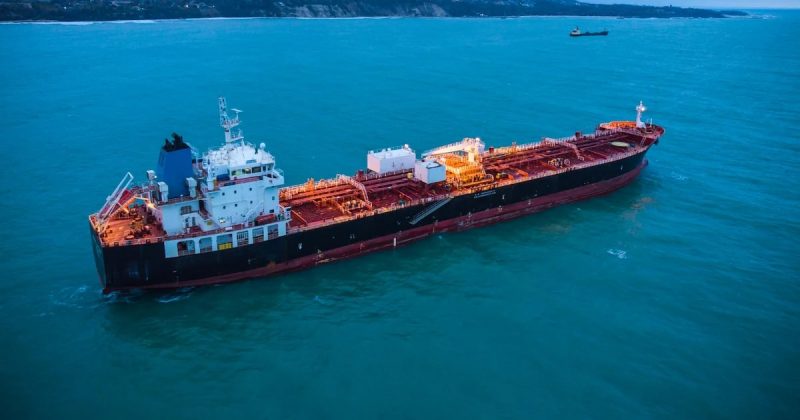 Alerta no Golfo: Explosões perto de navio-tanque de Omã ameaçam rotas comerciais globais