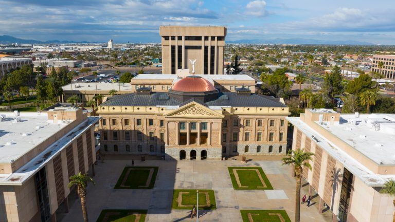 Arizona: 35 Vítimas de Fraude em ATMs de Criptomoedas Recuperam Todo o Dinheiro Perdido