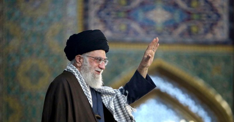 Assassinato de Khamenei: Irã ameaça retaliação contra EUA e Israel, mercados de criptomoedas em turbulência