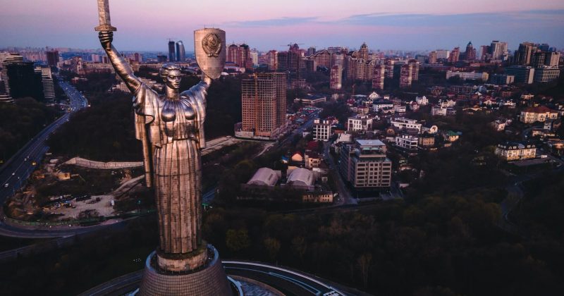Ataques de mísseis russos atingem Kiev e Odesa: O impacto na estabilidade geopolítica e mercados