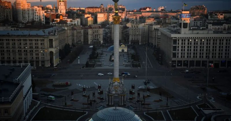 Ataques de mísseis russos em Kyiv deixam mortos e feridos em meio à escalada do conflito