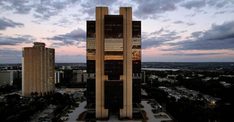 Banco Central do Brasil corta juros em 25 pb pela 3ª vez seguida — alta de risco e inflação podem bater de frente