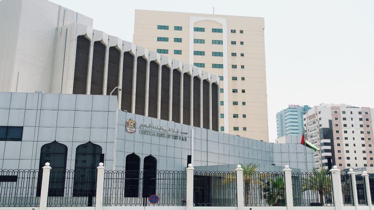 Revolução nos Emirados: Banco Central libera stablecoin em Dirham para plataformas reguladas