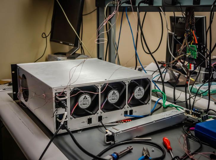 Bitcoin abaixo do custo de mineração por 5 meses: o aperto que está eliminando a rentabilidade dos mineradores