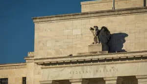 Choque no Mercado: Bitcoin despenca após sinalização de alta de juros pelo Fed