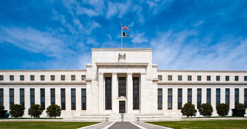 Bitcoin despenca abaixo de US$ 64 mil: Postura agressiva do Fed anula ganhos on-chain