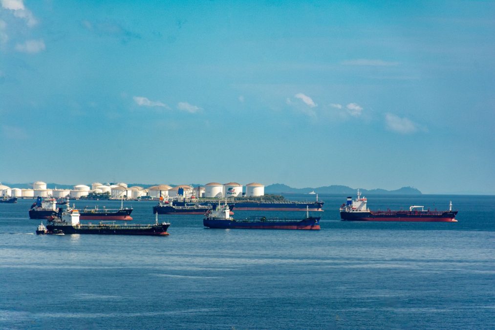 Bitcoin dispara e testa US$ 67.000: Geopolítica e queda do petróleo impulsionam alta