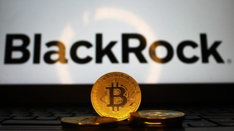BlackRock no Comando: Fluxo de ETFs de Cripto Vira a Chave e Atrai Milhões