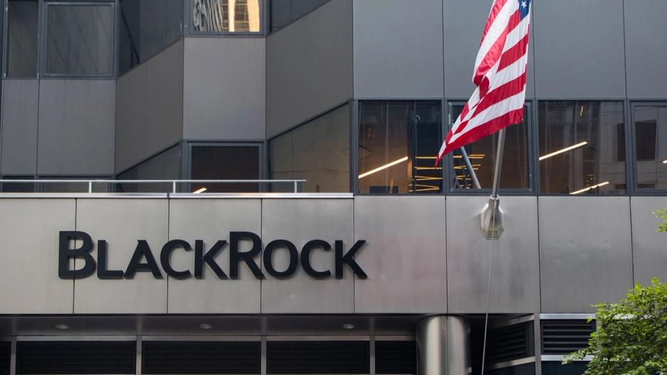 O plano mestre da BlackRock: Como o novo ETF de Bitcoin lucra com a volatilidade (e o risco oculto)