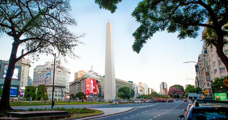 Caos em Buenos Aires: Revoltas após derrota na Copa ameaçam agenda cripto de Milei