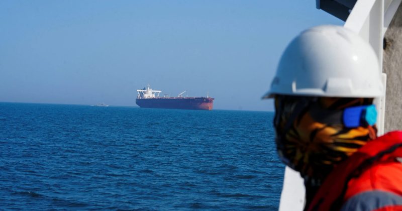 Caos no Estreito de Ormuz: Ataque Iraniano Incendeia Navio Petroleiro e Ameaça Rotas Globais
