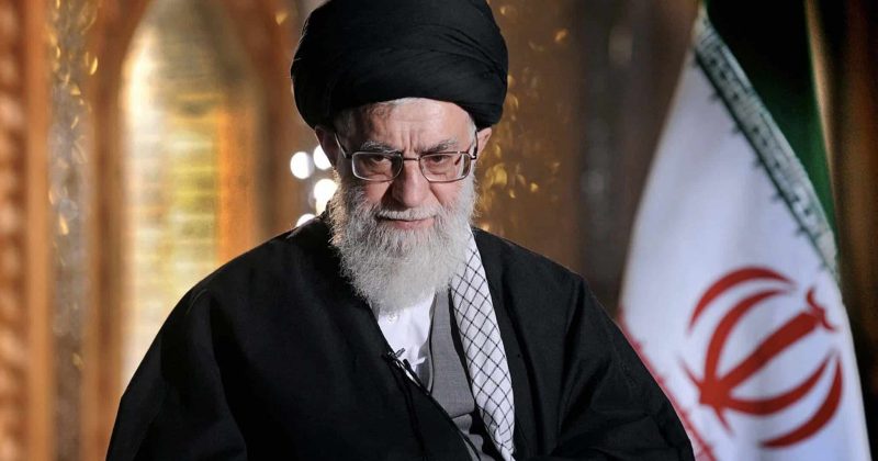 Caos no Irã: Funeral de Estado de Khamenei gera incerteza e ameaça mercados globais