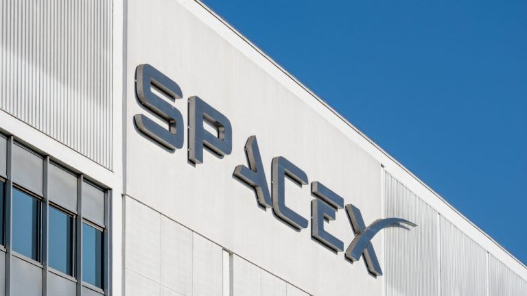 Aposta de Cathie Wood: ARK Invest adquire 3,3 milhões de ações da SpaceX com foco em Starlink e Bitcoin