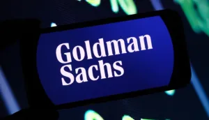 Divisão em Wall Street: CEO do Goldman Sachs rompe o silêncio e apoia nova lei cripto nos EUA