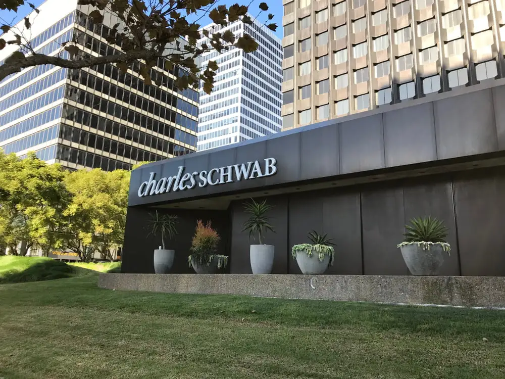 Gigante do setor: Charles Schwab estuda entrada no mercado de previsões do S&P 500 com a Cboe