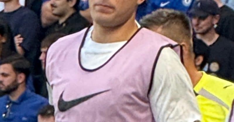 Guerra de Gigantes: Chelsea e Borussia Dortmund disputam a joia argentina Aarón Anselmino