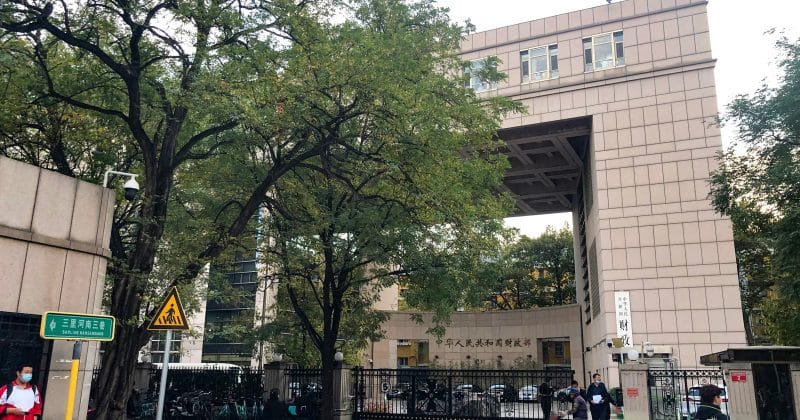 China mantém juros no chão: Ministério da Fazenda vende dívida de 10 anos com rendimento recorde de 1,71%