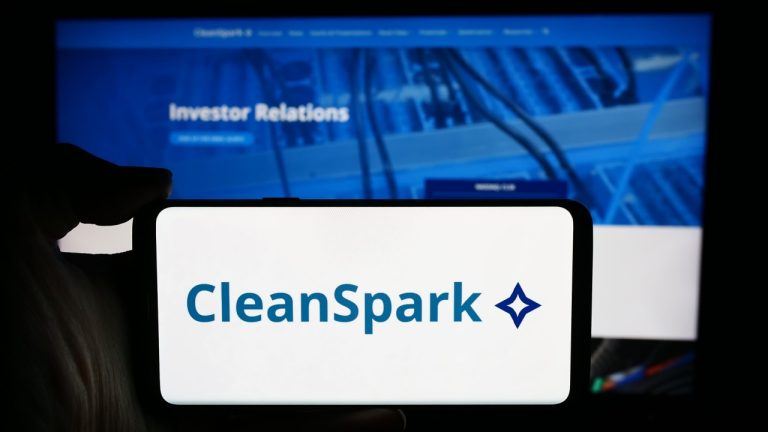 Swimming Against the Tide: Cleanspark Snags 454 BTC as Other Miners Sell Off