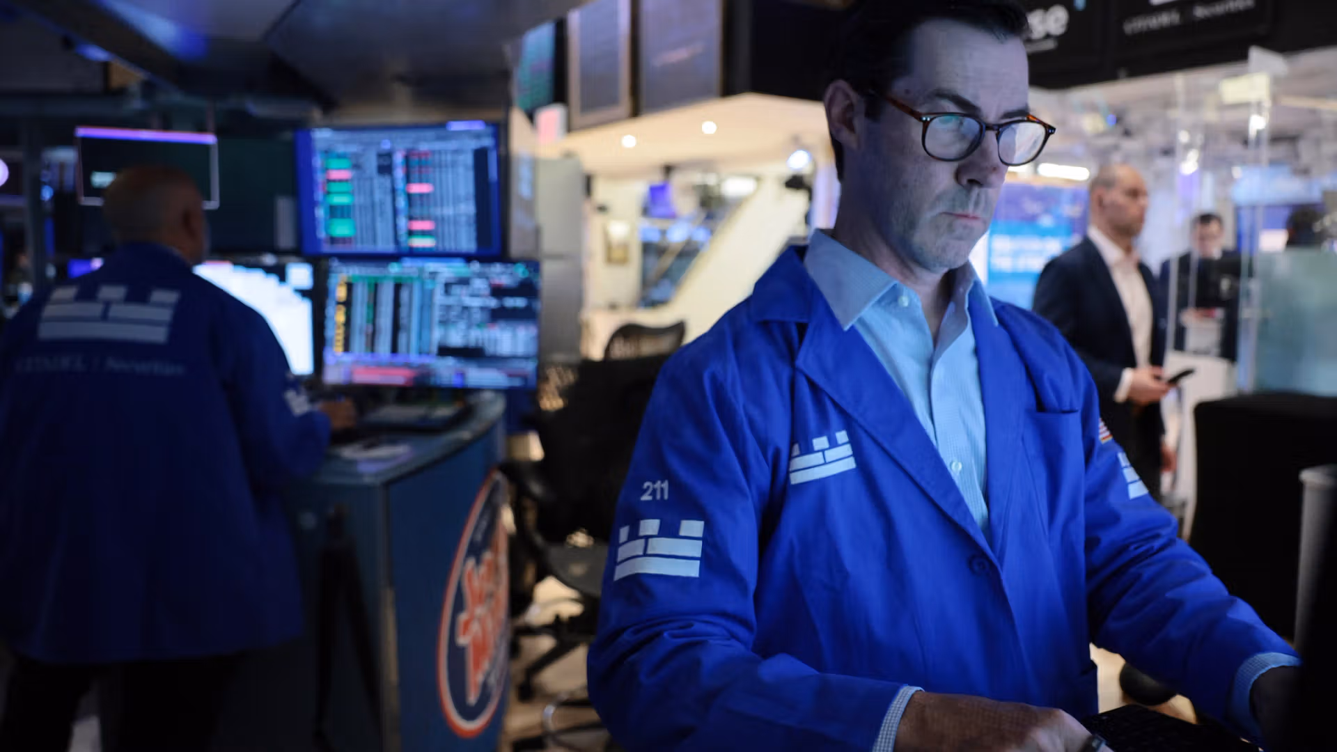 Coinbase registra trimestre fraco e Wall Street dividida sobre recuperação do mercado cripto
