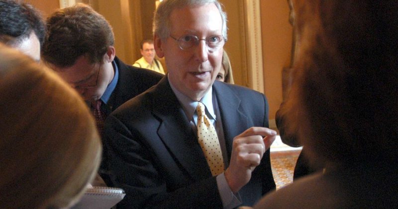 Crise de Liderança: Governador do Kentucky exige transparência sobre a saúde de McConnell
