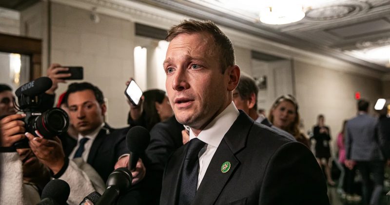 Democratas intensificam esforços para destituir Max Miller em Ohio sob alegações de abuso