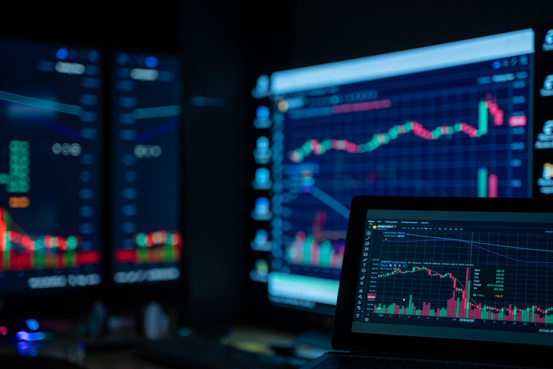 Dow Jones atinge recorde histórico enquanto Nasdaq desaba: o que está por trás dessa divergência?