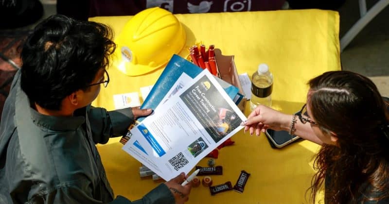 Economia dos EUA esfria: Baixo crescimento de empregos pode forçar o Fed a cortar juros