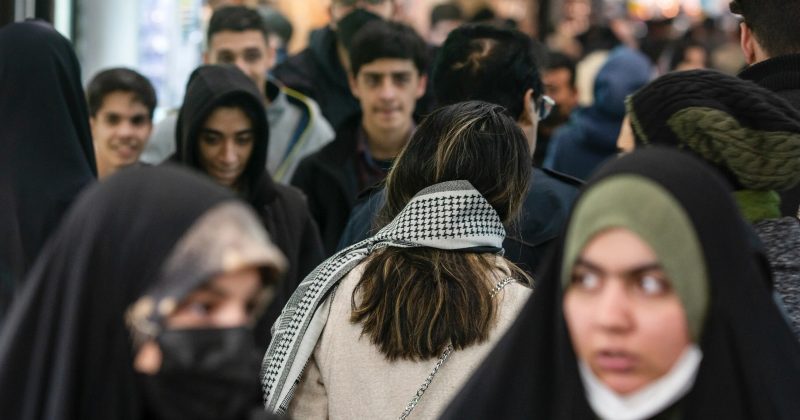 Editor iraniano apela por aplicação rígida da lei do hijab em meio a tensões crescentes