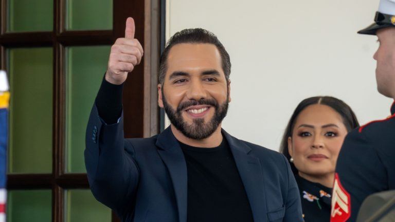 El Salvador não para: Reservas de Bitcoin ultrapassam 7.680 BTC com estratégia de compra diária