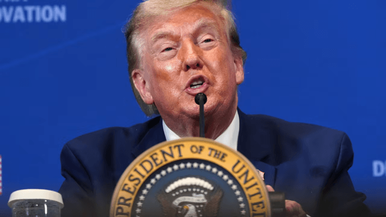 Escândalo na Casa Branca: Operador de Teleprompter de Trump sob investigação por lucro suspeito de US$ 100 mil