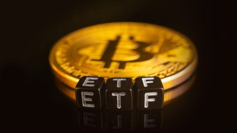 ETFs de Bitcoin voltam ao vermelho: US$ 82 milhões saem e ARK/BlackRock apagam ganhos do dia anterior