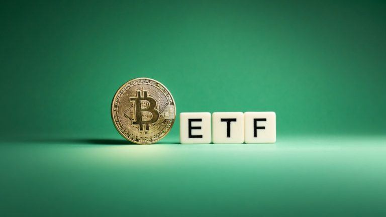 ETFs de Ethereum superam Bitcoin em entradas, enquanto fluxo de Bitcoin se aproxima de marco bilionário