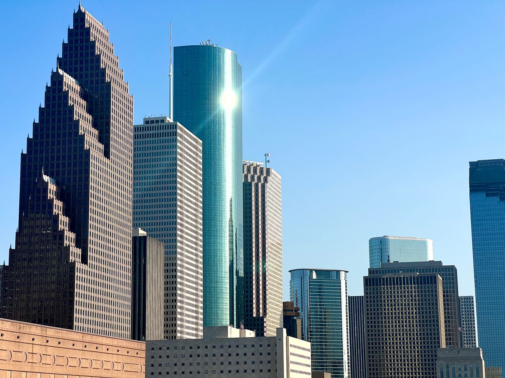 Êxodo Corporativo: Por que gigantes como Coinbase e Samsung estão fugindo para o Texas