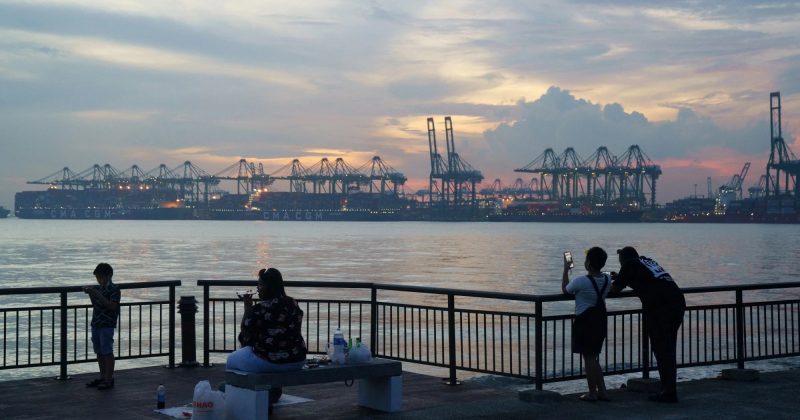 Explosão de IA: Exportações de eletrônicos de Singapura disparam 94,8% com demanda recorde