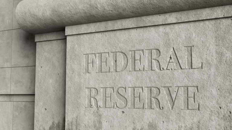 Fim do Anonimato? Fed e Agências Exigem Identificação Rigorosa para Emissores de Stablecoins