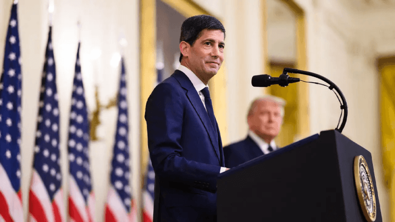 Fed de Kevin Warsh trava taxas de juros enquanto preços de energia reacendem a inflação