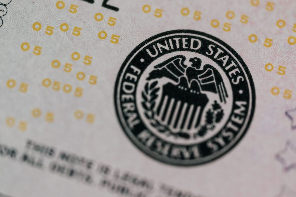 Fed mantém juros estáveis em decisão unânime: O que esperar do Bitcoin agora?