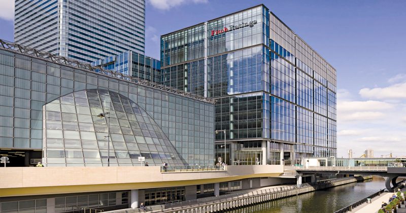 Fitch Mantém Rating dos EUA em AA+, Mas Preve Dívida PIB de 127%: Alerta para Estabilidade Global