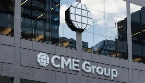 Guerra Institucional: CEO da CME anuncia processo contra a CFTC por futuros perpétuos de Bitcoin