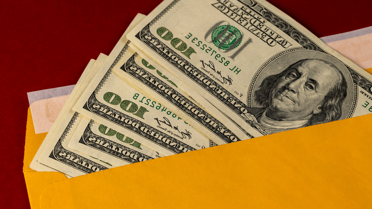 Homem Compra Casa por US$ 1.000 e Encontra US$ 10.000 Escondidos no Porão