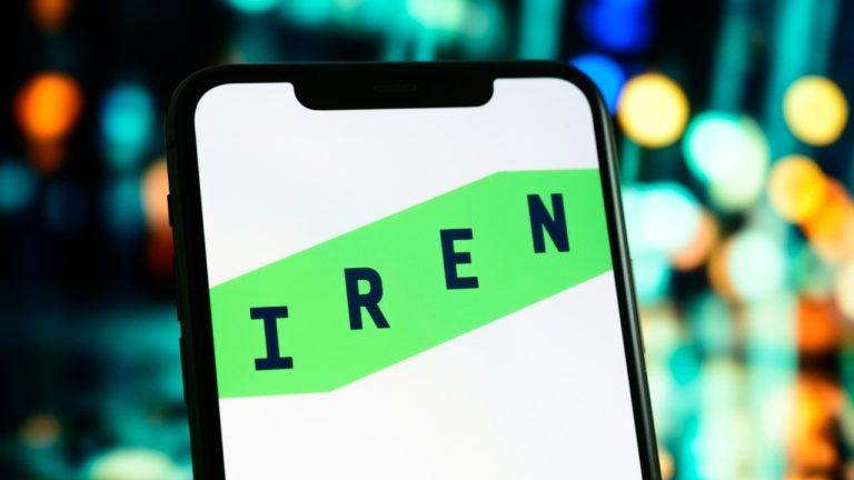 Explosão de IA: IREN fecha contratos de US$ 2,8 bilhões e mira receita de US$ 4 bilhões