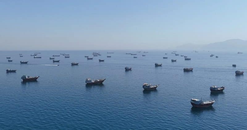 Tensão no Estreito de Ormuz: Irã lança drones contra navios comerciais e forças dos EUA interceptam ataques
