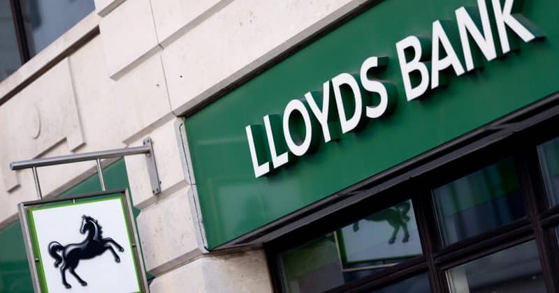 Gigante Bancário: Lloyds contrata 300 especialistas para dominar o mercado de IA e Blockchain