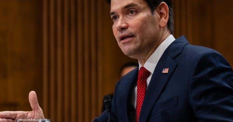 Tensão no Estreito de Ormuz: Marco Rubio defende EUA após protestos da Índia por marinheiros mortos