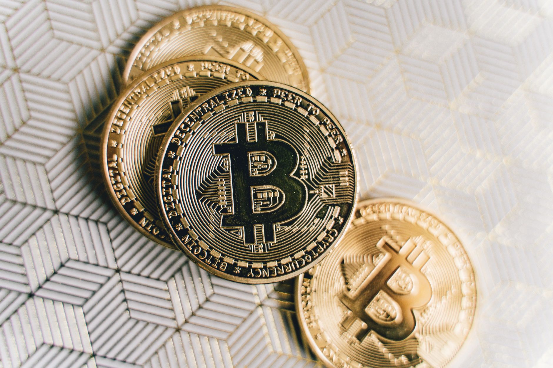 MicroStrategy Loses $8.3 Billion on Bitcoin, Sells Reserves for First Time Since 2022