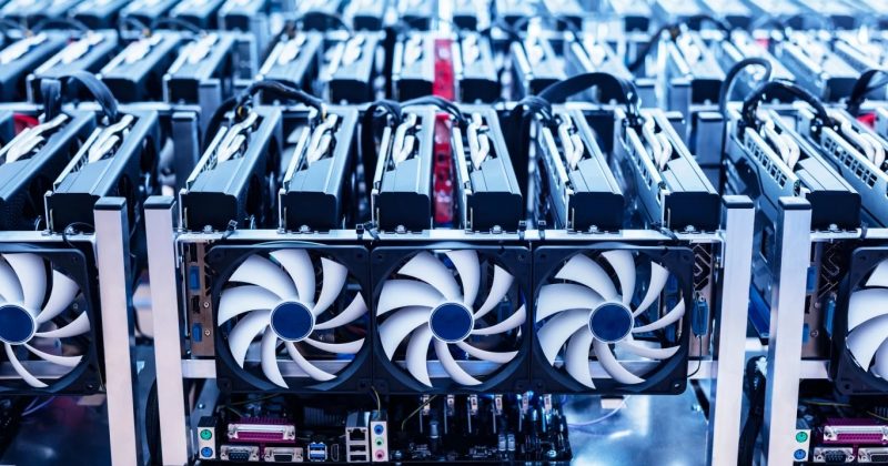 Mineradores de Bitcoin Vendem 28.000 BTC no Valor de US$ 2 Bilhões com Custos em Ascensão