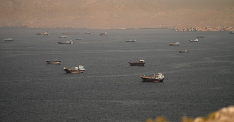 Oman desafia tensões com o Irã e abre rotas de navegação gratuitas no Estreito de Ormuz