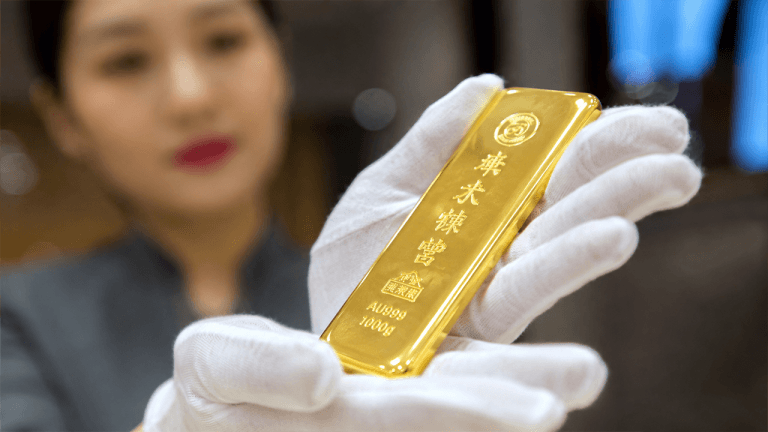 Ouro atinge máximo de 2 meses acima de US$ 4.400 enquanto China continua acumulando